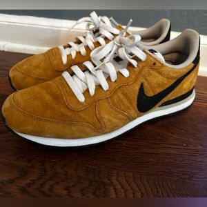 Barely worn Nike Internationalist. Dark wheat color. Great lifestyle shoe.